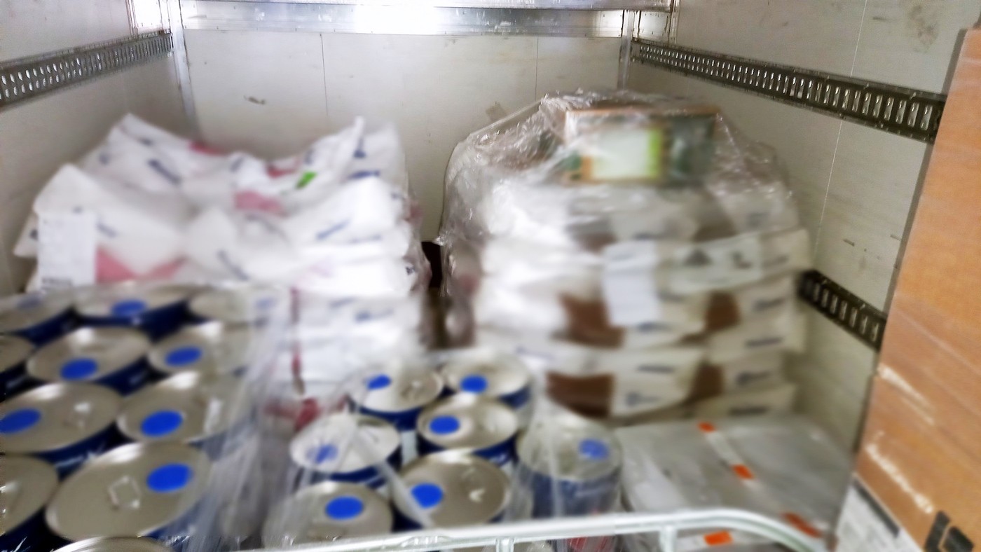 W ciężarówce pomiędzy przesyłkami kurierskimi znajdowała się duża ilość materiałów niebezpiecznych