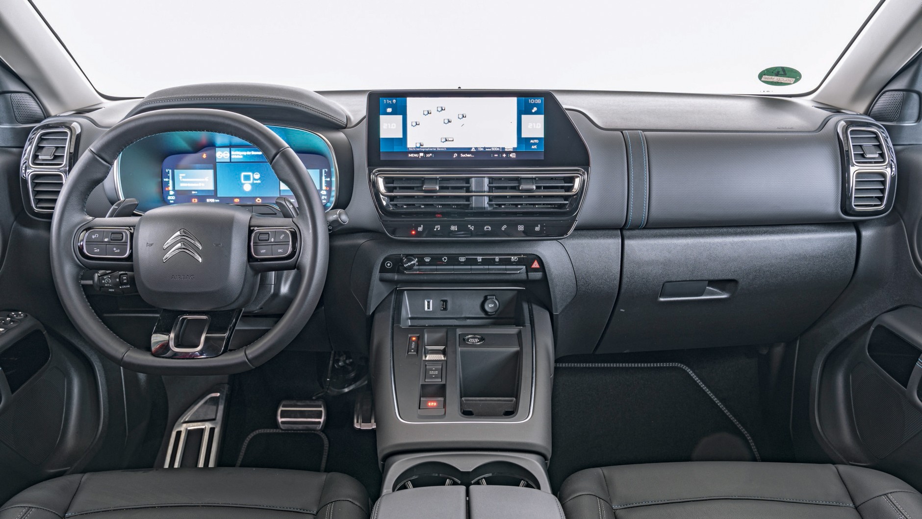 Citroen C5 Aircross (2022, I FL) - pachnący indywidualizmem kokpit ze starannie dobranymi tworzywami i nieco zawiłą obsługą.