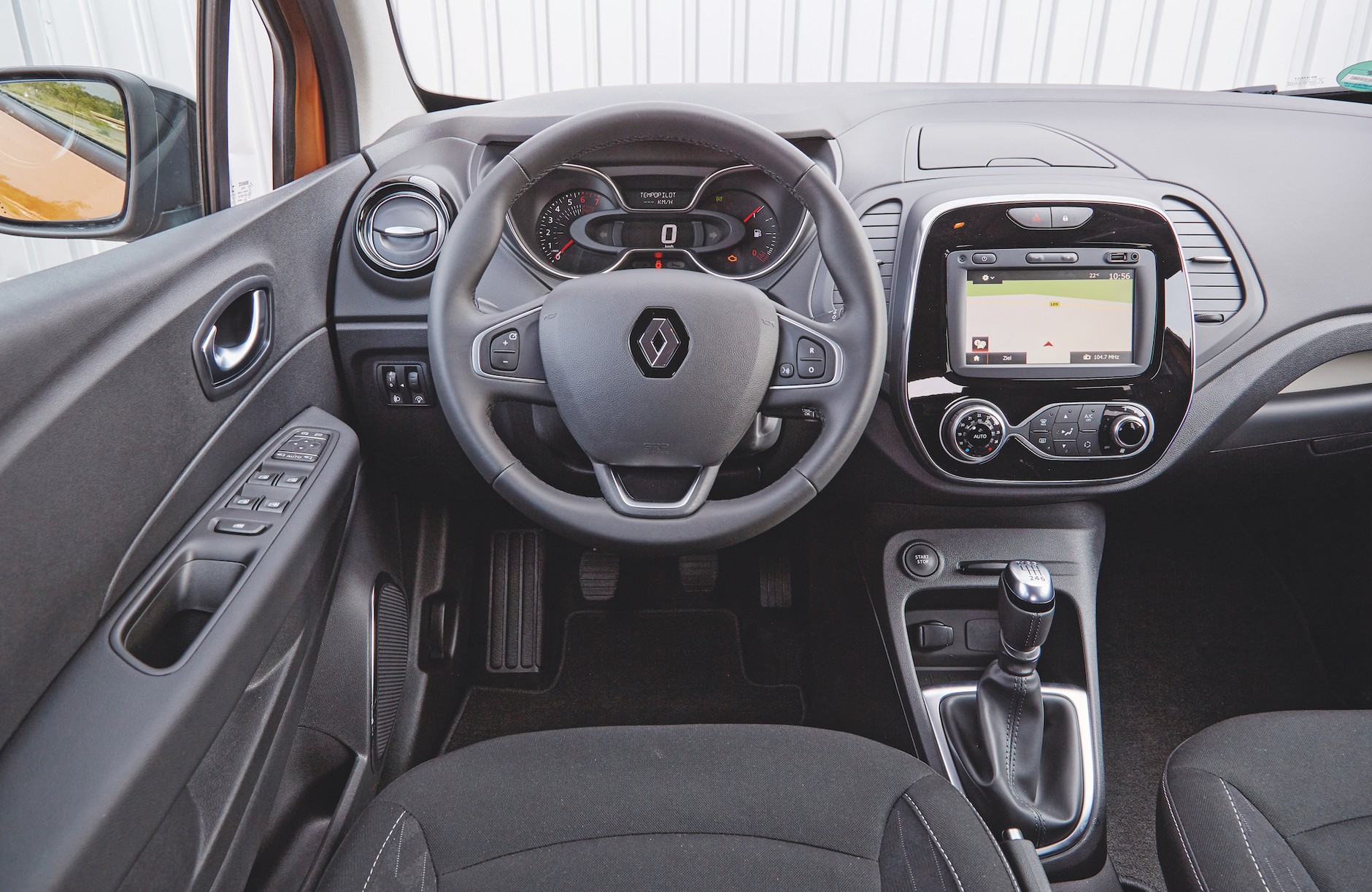 Prędkościomierz tylko cyfrowy. Kierownica w Capturze jest ponadprzeciętnie duża i nieco pochylona. Prosty panel obsługi klimatyzacji z dużymi pokrętłami ułatwia obsługę.