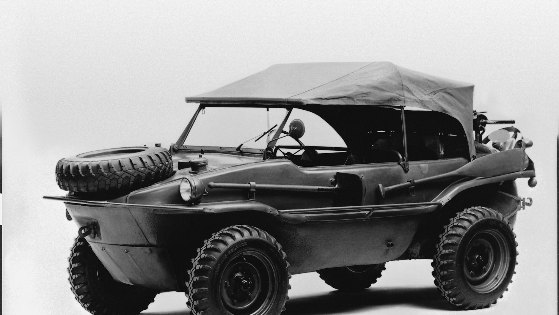 Volkswagen Typ 166, z napędem 4x4, amfibia. W latach 1942-1944 zbudowano 14 263 egzemplarze