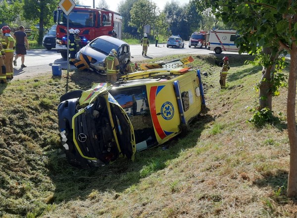 Mieli dwa wypadki w ciągu godziny. Rozbili się nawet w karetce