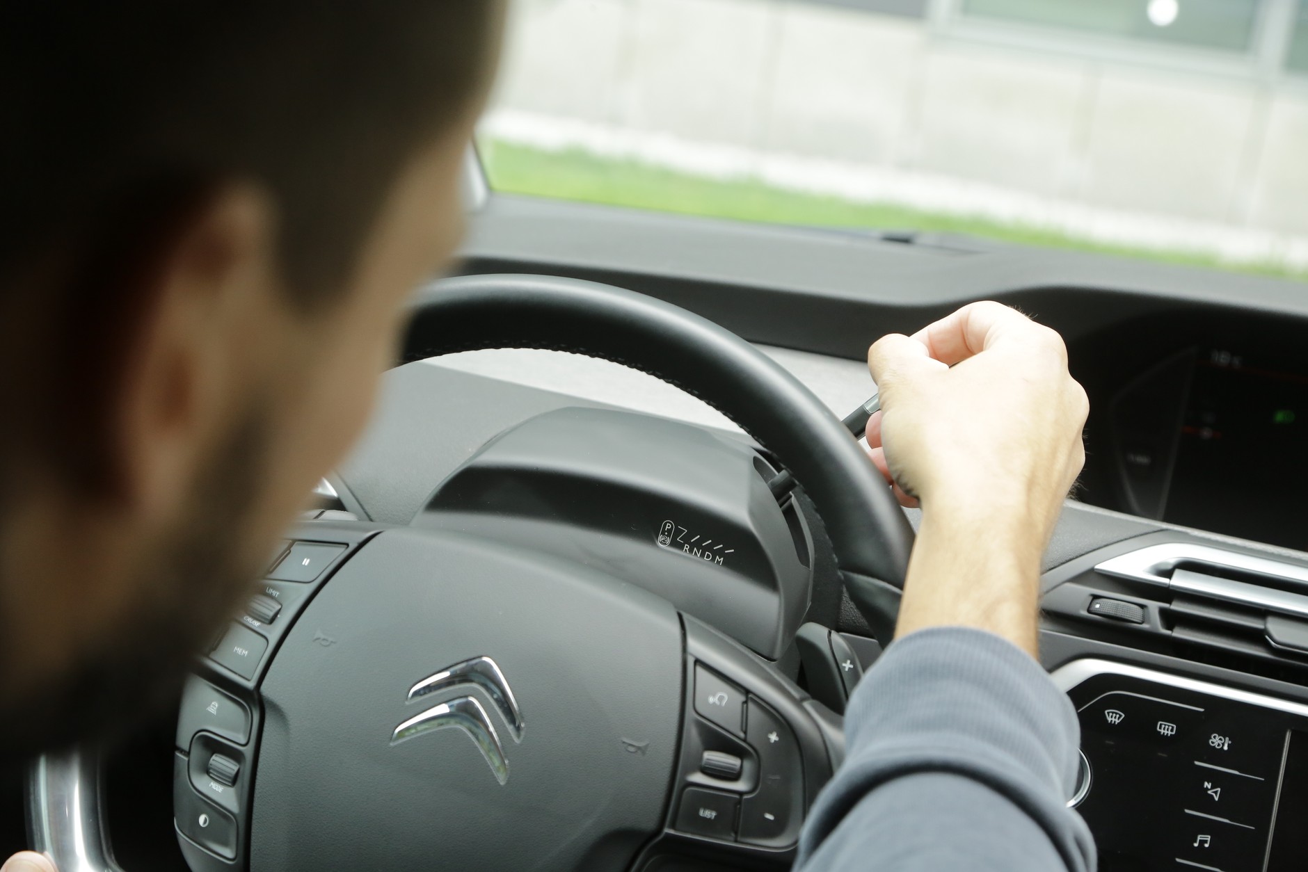 Umieszczenie dźwigienki biegów w pobliżu przełącznika wycieraczek sprawiało, że kierowcy często jej mylili