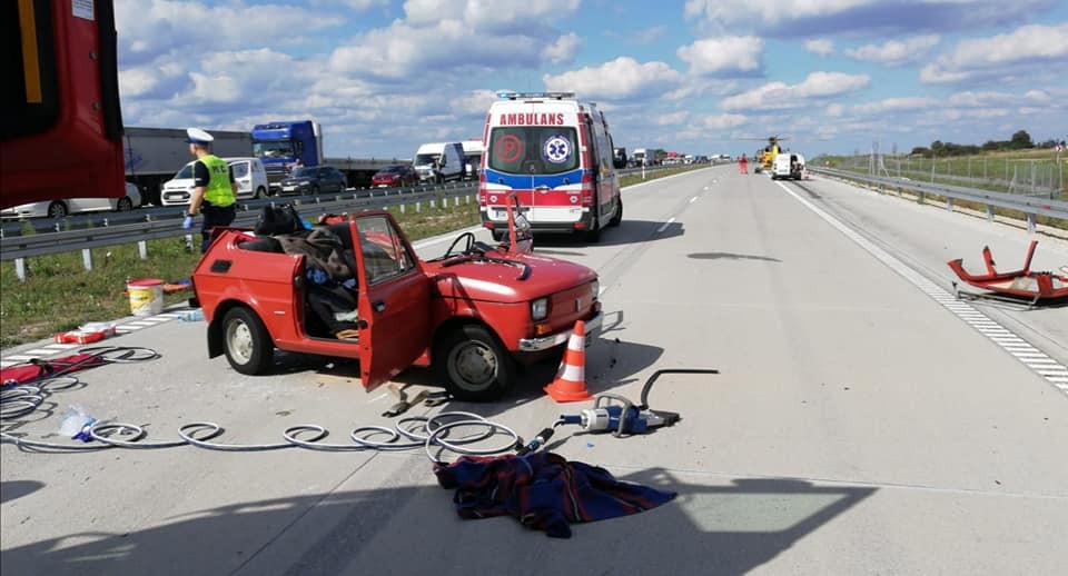 Auto dostawcze zderzyło się z Maluchem