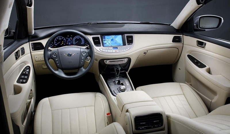 Hyundai Genesis ubiera się u Prady
