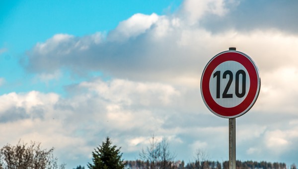 Ograniczenie prędkości do 120 km/h na niemieckiej autostradzie. Dlaczego je wprowadzono?