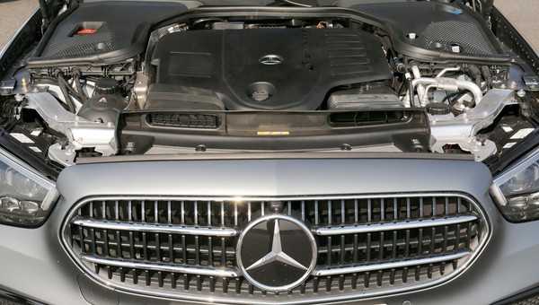 W ciągu dwóch lat wynieśli z fabryki Mercedesa setki silników i skrzyń biegów