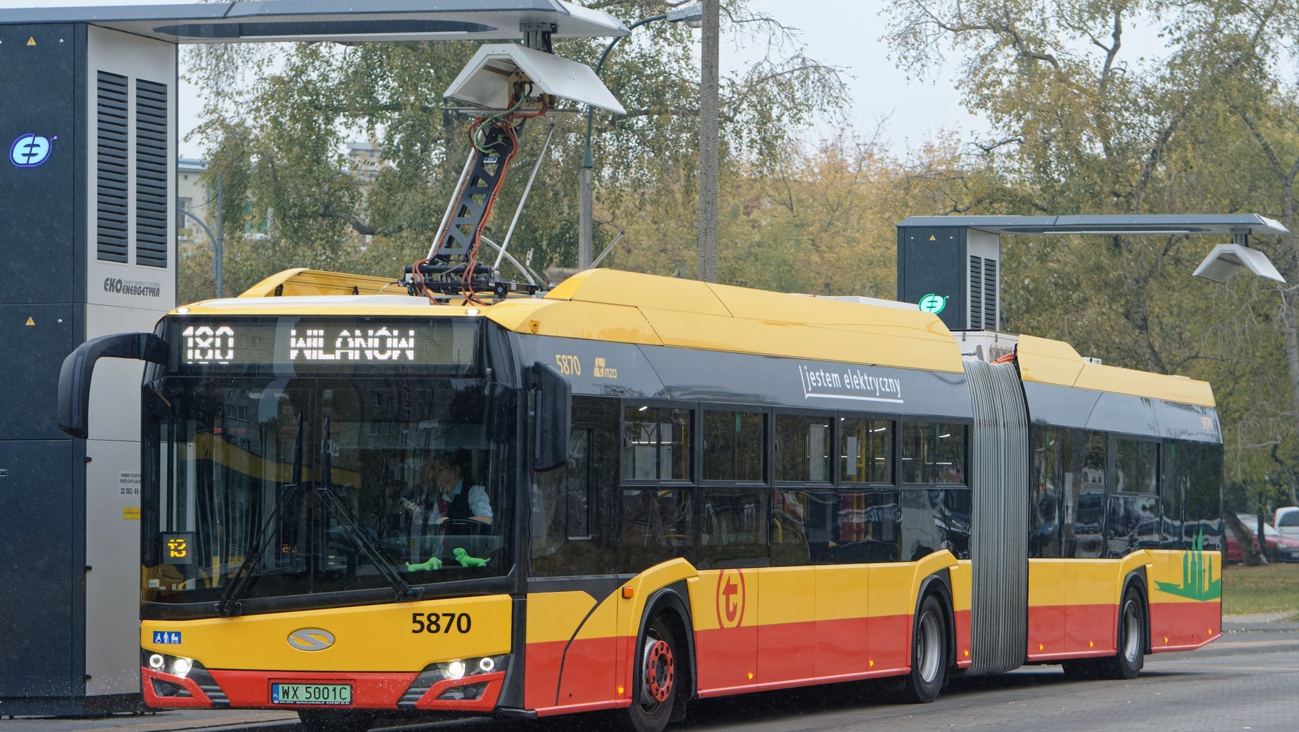 Autobus elektryczny podczas ładowania