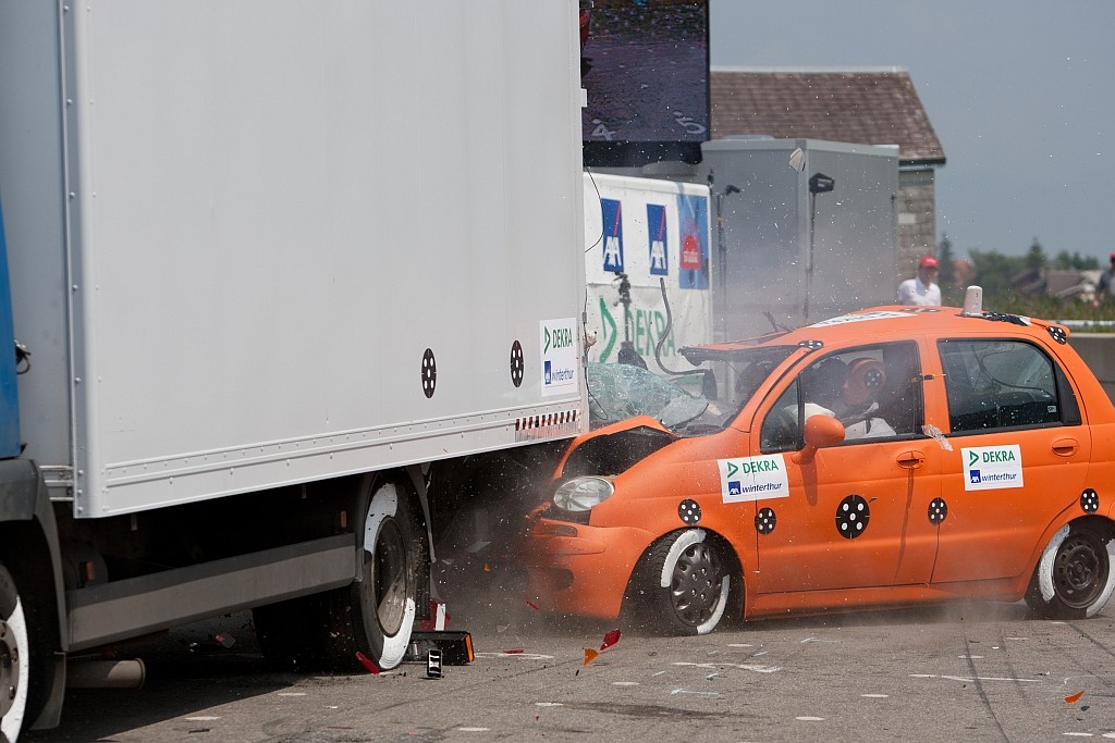 Zobacz jak rowerzysta wyrywa drzwi w samochodzie (wideo)