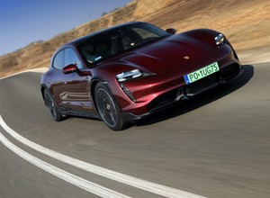 Aż robi się ciemno przed oczami. Porsche Taycan Cross Turismo Turbo S przyspiesza do 100 km/h w 2,9 s!