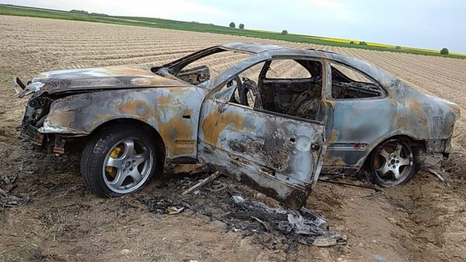 Bracia kręcili „bączki” do momentu aż Mercedes się spalił