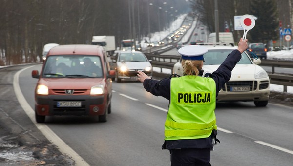 Policjanci bawią się w szeryfów. Jak powinna wyglądać kontrola drogowa?