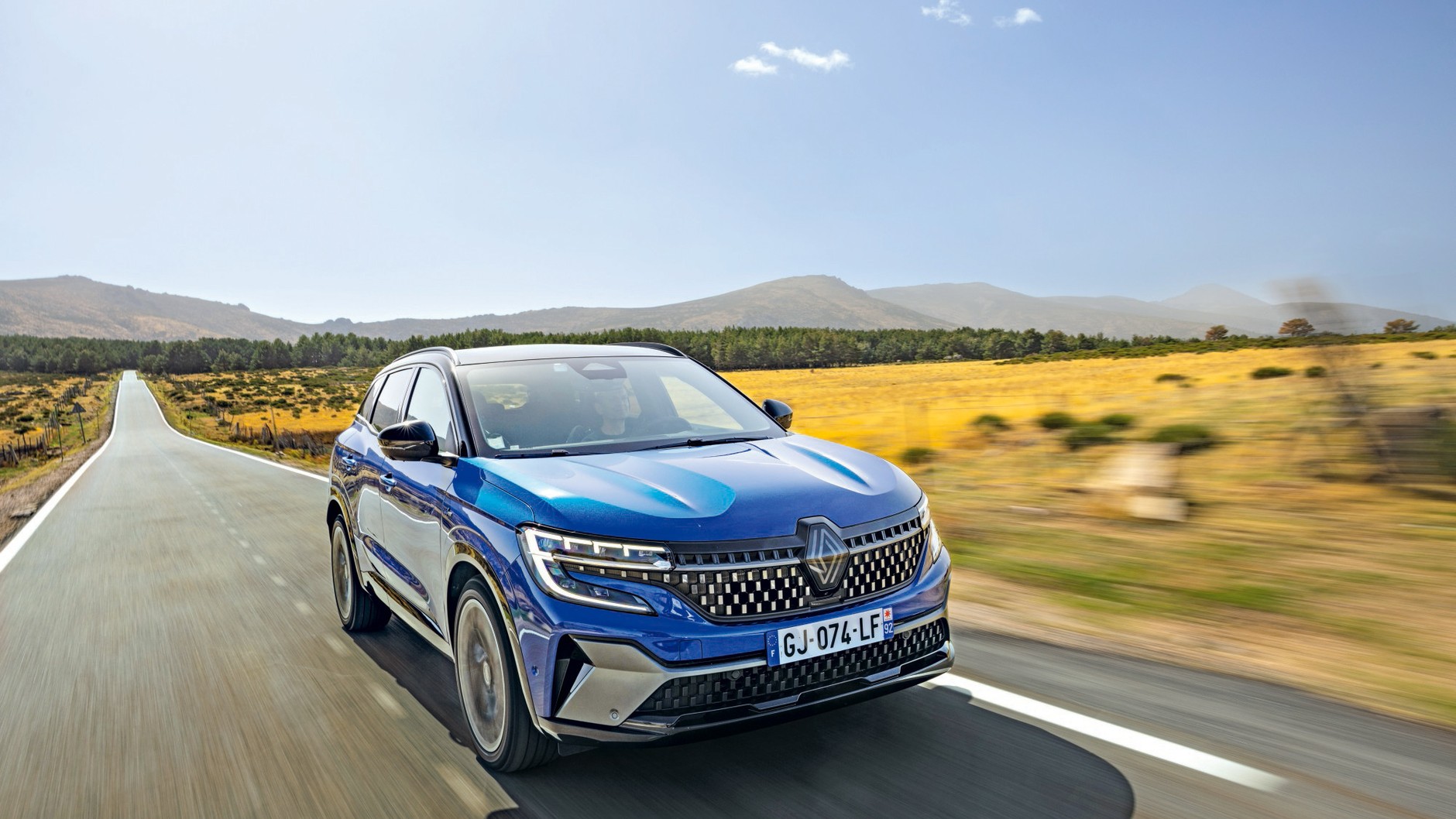 Renault Austral prezentuje się masywnie, opcjonalnie porusza się na 20-calowych kołach