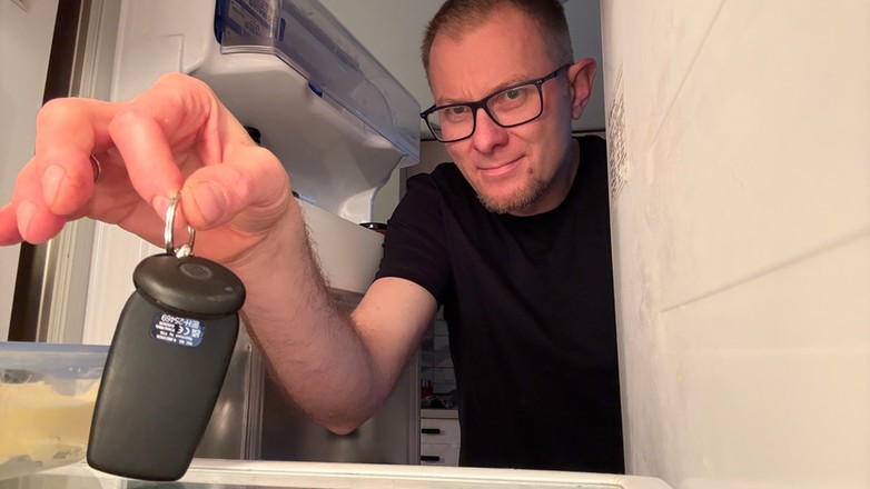 Chowanie kluczyka do lodówki to jeden ze sposobów na zabezpieczenie auta przed kradzieżą. Skuteczny?