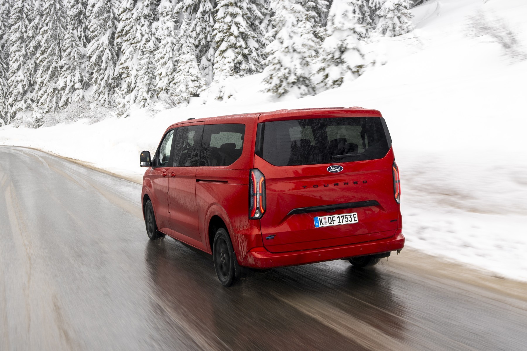 Teraz Ford E-Transit spędza na trasach mniej czasu przy ładowarkach