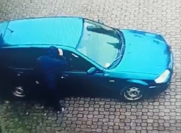 Wyszedł z kościoła i... ukradł samochód. Wszystko zarejestrował monitoring [WIDEO]