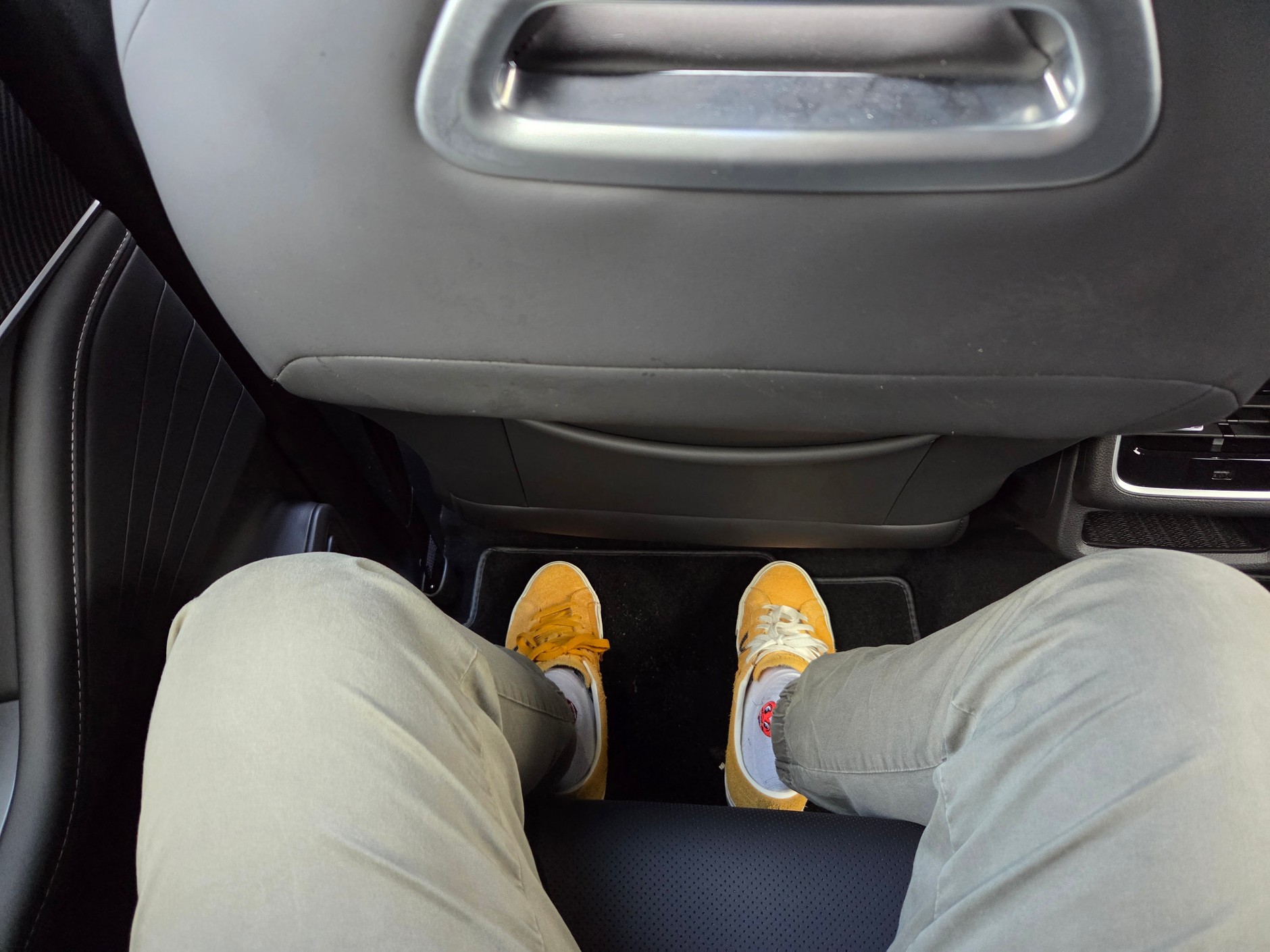 Mam 180 cm wzrostu i usiadłem sam za sobą. Zapasu było sporo