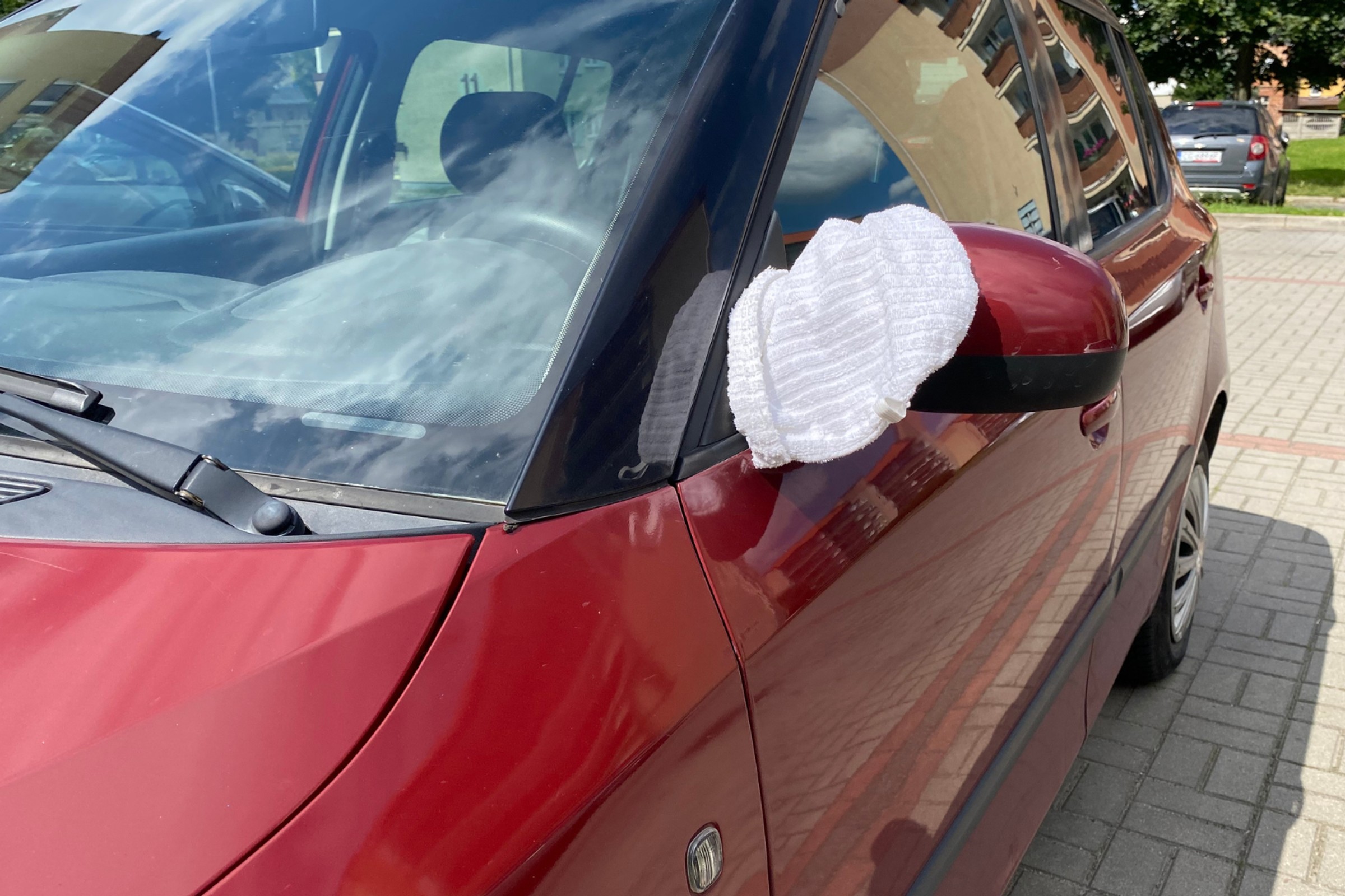 Biały ręcznik na lusterku samochodu to znak. jeżeli auto stoi na poboczu, lepiej nie ignorować