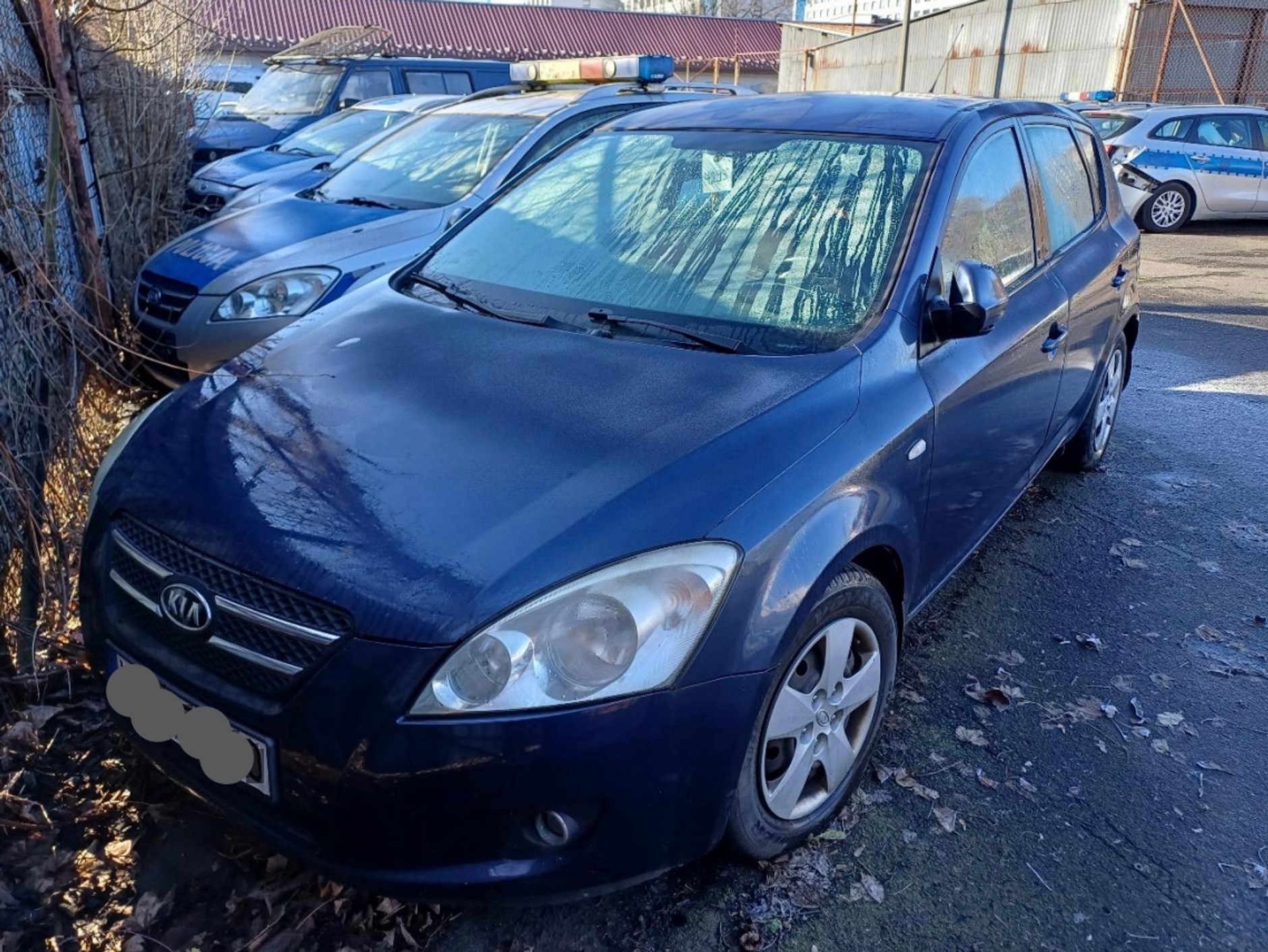 Wśród wyprzedawanych aut policyjnych są także nieoznakowane radiowozy.