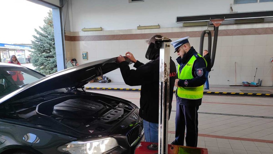 Akcja policji: kontrola oświetlenia pojazdów dla bezpieczeństwa na drodze