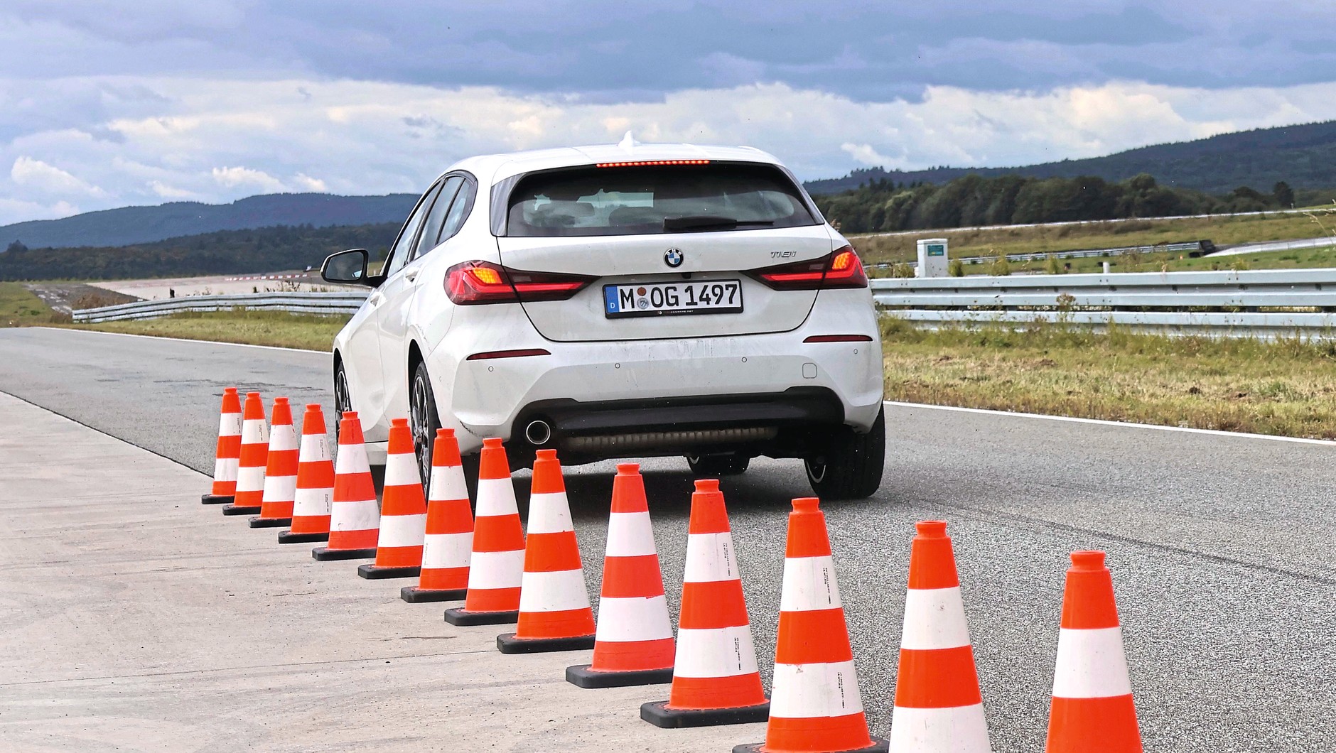 Test opon letnich 2025: hamowanie na suchej nawierzchni to test, z którym nie wszyscy kandydaci sobie poradzili