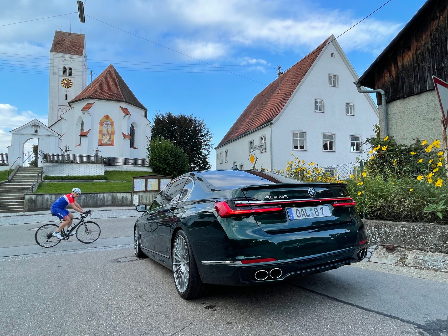 ...ale skutecznie ściąga uwagę nawet na postoju.