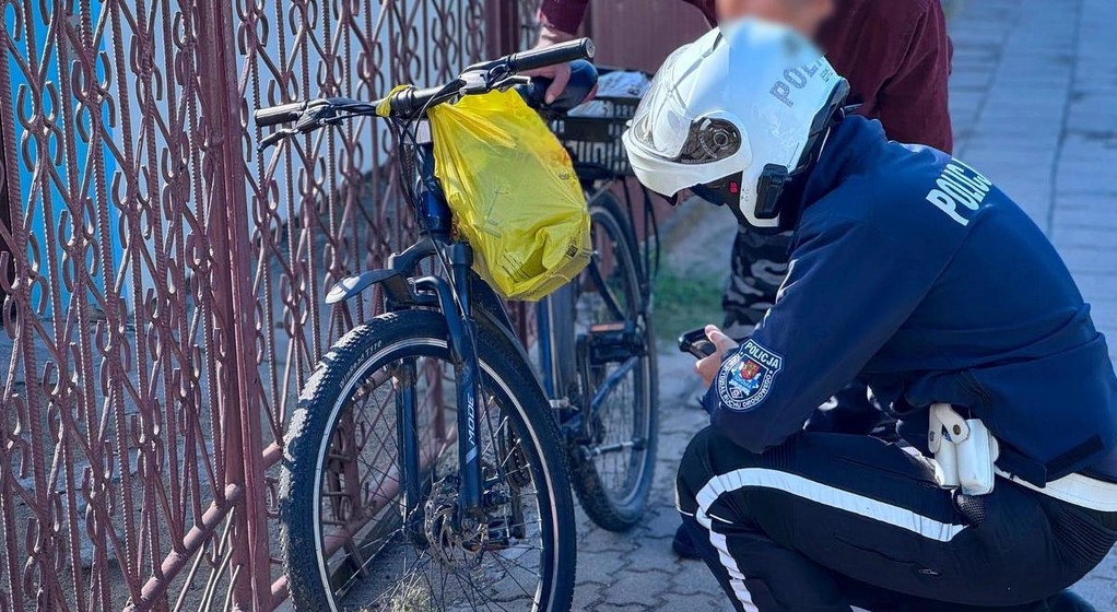 Policjant kontroluje rower