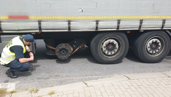 Inspektorzy złapali się za głowy, gdy to zobaczyli. W naczepie brakowało koła