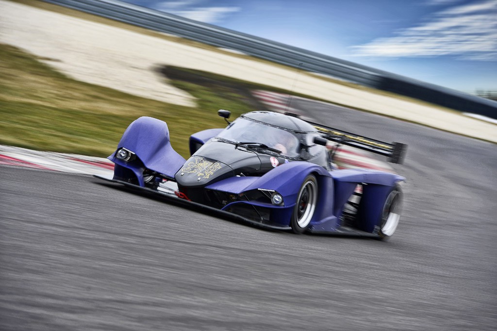 Praga R1 w starciu z Audi R8: diabeł jeździ sobie Pragą