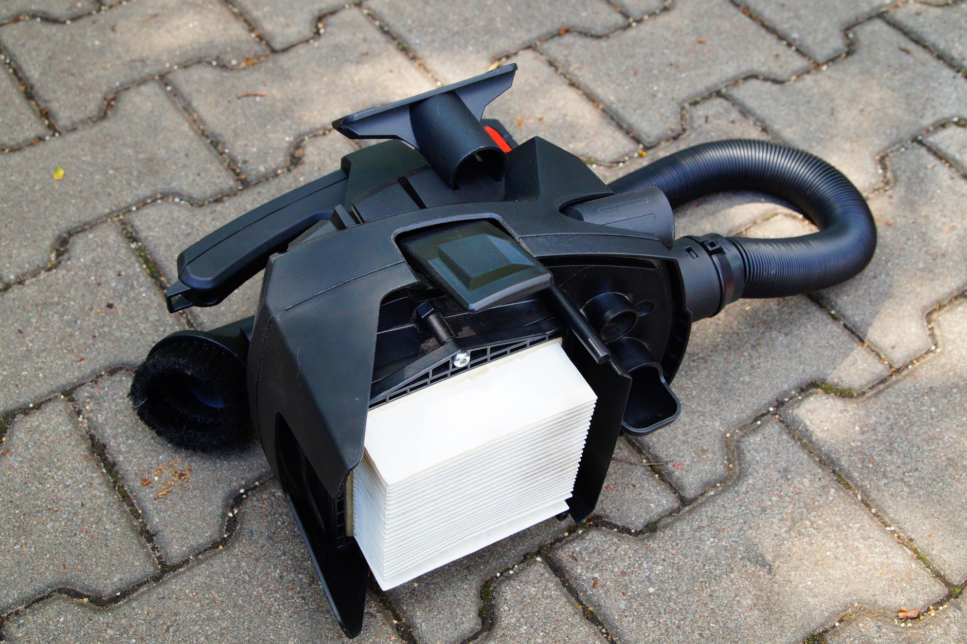 Jaki odkurzacz do garażu – akumulatorowy czy zasilany z sieci. Porównanie urządzeń marki Flex