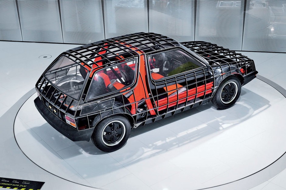 Na zlecenie niemieckiego ministerstwa ds. badań i rozwoju Porsche zaprojektowało na początku lat 70. XX w. auto przyszłości, oszczędzające bogactwa naturalne. Prezes zarządu ds. rozwoju Ernst Fuhrmann zaprezentował studyjne FLA (wewnętrzne oznaczenie: Typ 1989) podczas salonu we Frankfurcie. Założenia były proste: podwojenie żywotności auta (do 20 lat i 300 tys. km przebiegu) plus ułatwiony recykling materiałów, gdy pojazd przestanie być już eksploatowany. Dziś projekt FLA można zobaczyć w muzeum Porsche, na wystawie poświęconej prototypom.