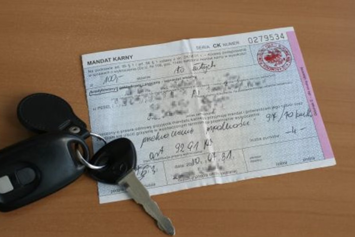 Znalazłem w szufladzie stary mandat i paragon ze stacji. Nie mogę uwierzyć w te kwoty