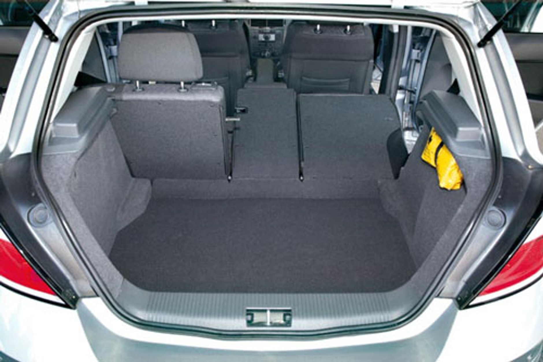 Opel Astra, VW Golf, Ford Focus - Czy to grzech być słabym i ubogim?