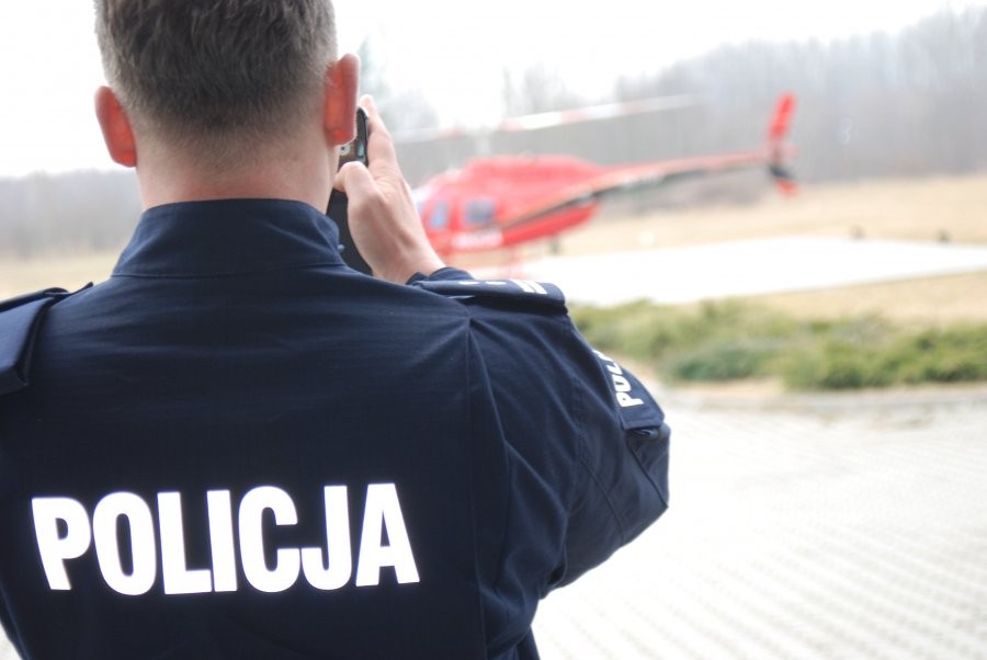 To nie straż pożarna! Policyjny helikopter nie musi być wcale srebrno-niebieski. Ten patrolujący tereny wokół autostrady A2 jest czerwony!
