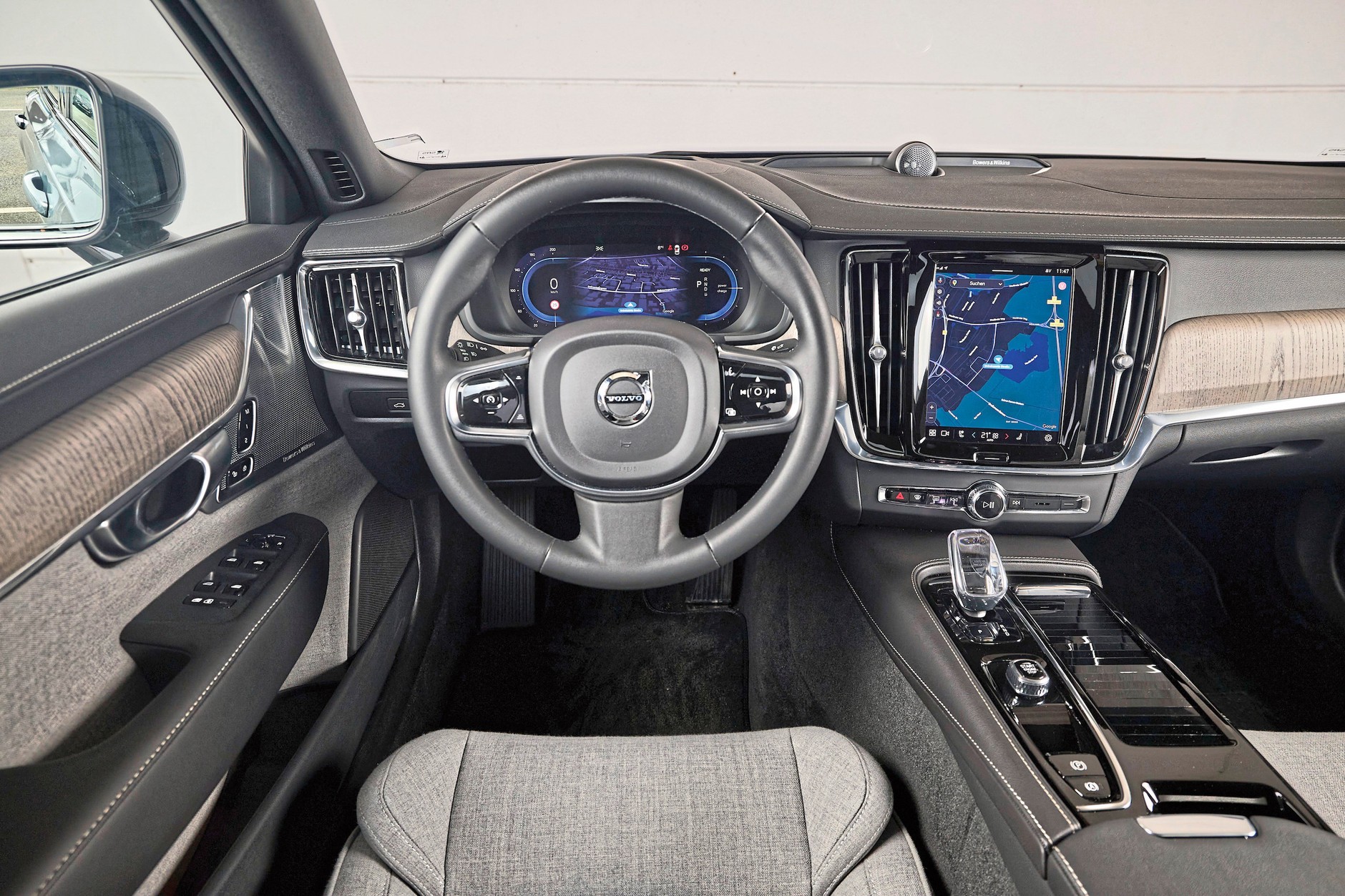 Mercedes E 400 e kontra Volvo S90 T8
