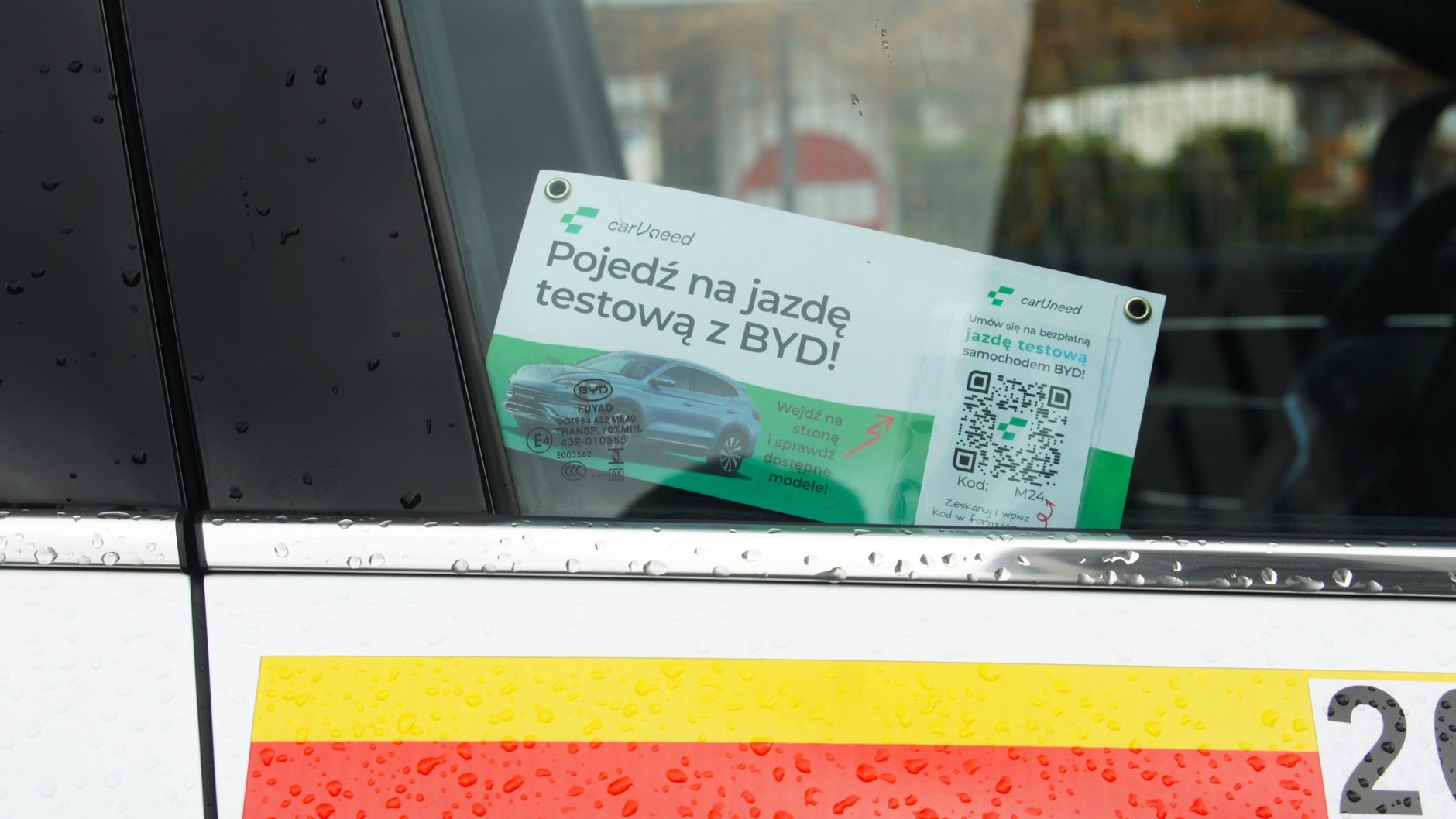 Kartka z kodem QR zachęcająca do zamówienia kursu do salonu BYD
