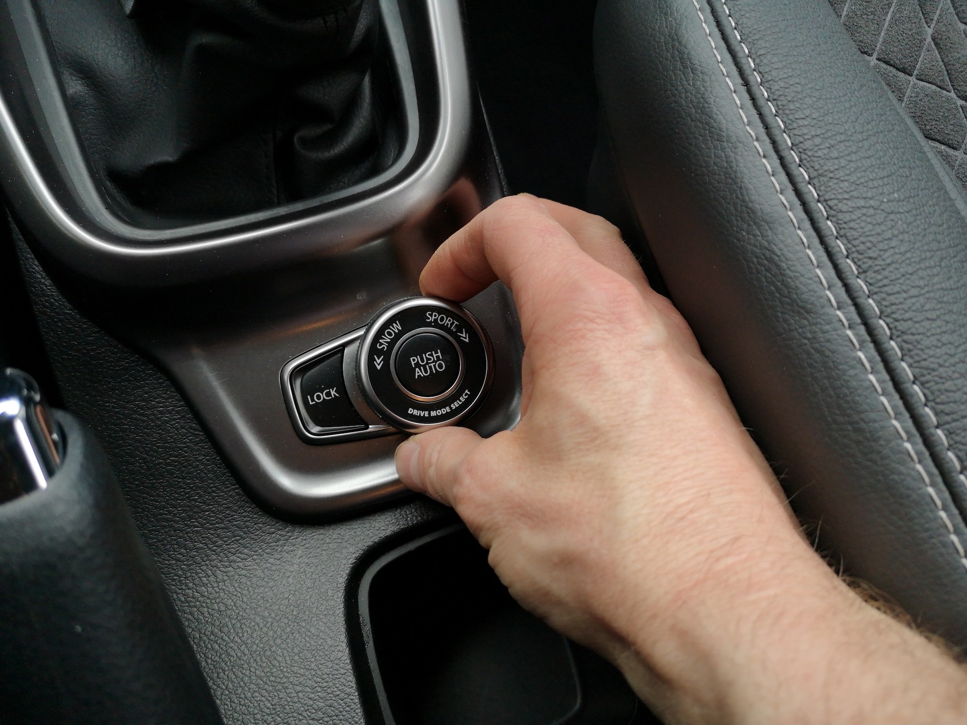 Suzuki Vitara 1.4 4x4 Elegance: za pomocą pokrętła ustawiamy działanie automatycznie dołączanego napędu 4x4