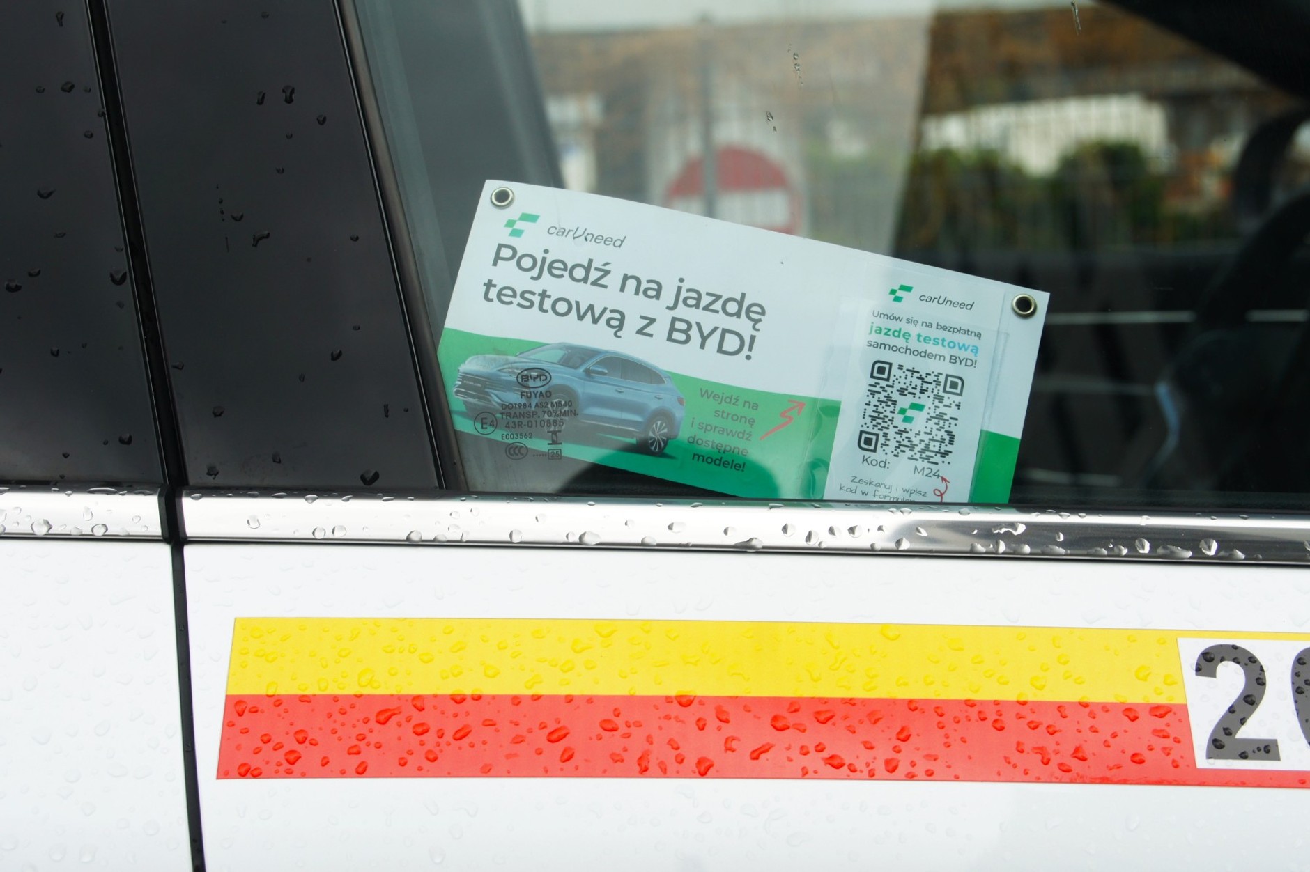 Zamontowana w taksówce BYD kartka z kodem QR zachęca do zamówienia kursu do salonu BYD