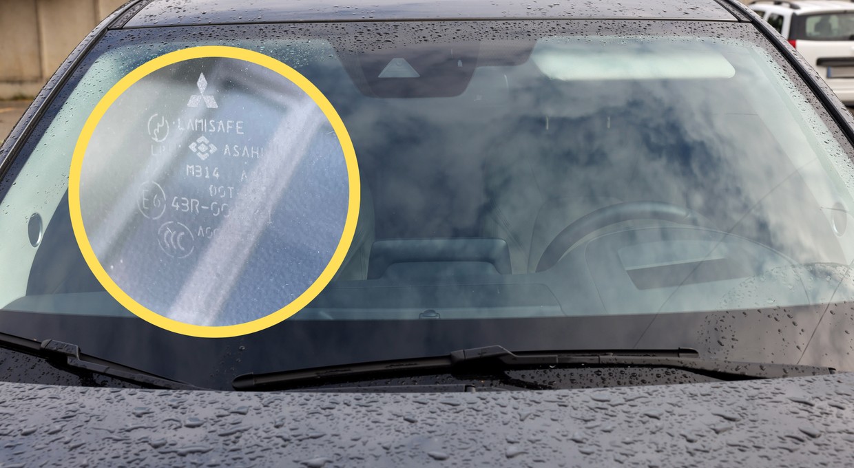 Tajemnicze kody na szybie samochodu mają znaczenie. Zaszyfrowano w nich wiele informacji