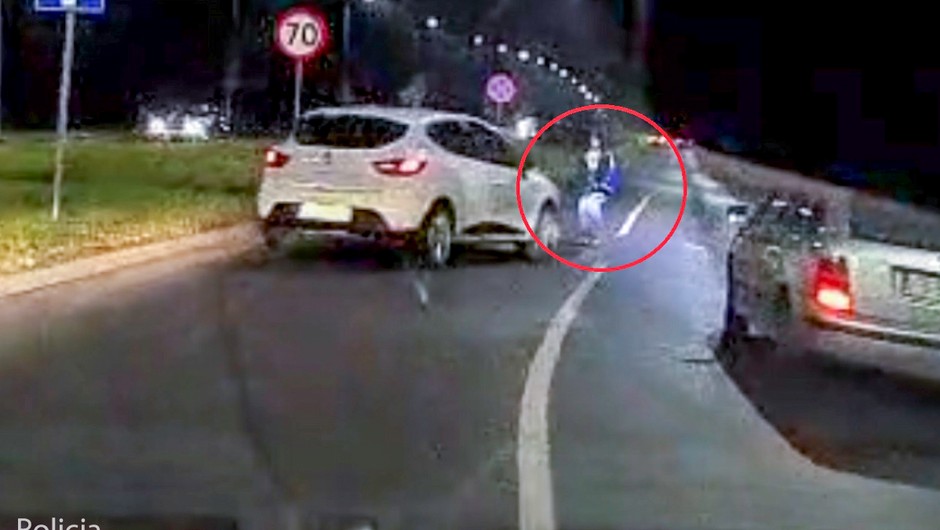 Prawie potrącił pieszego na przejściu – kadr z wideorejestratora