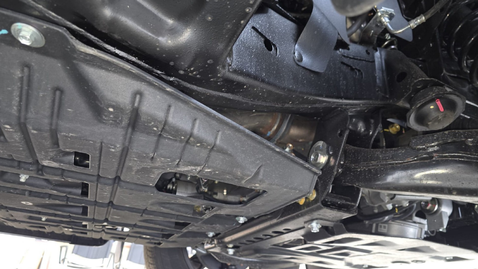 A tak wyglądają oryginalne osłony podwozia w Isuzu D-Max. Mają duże otwory, przez które zanieczyszczenia wypadają na zewnątrz