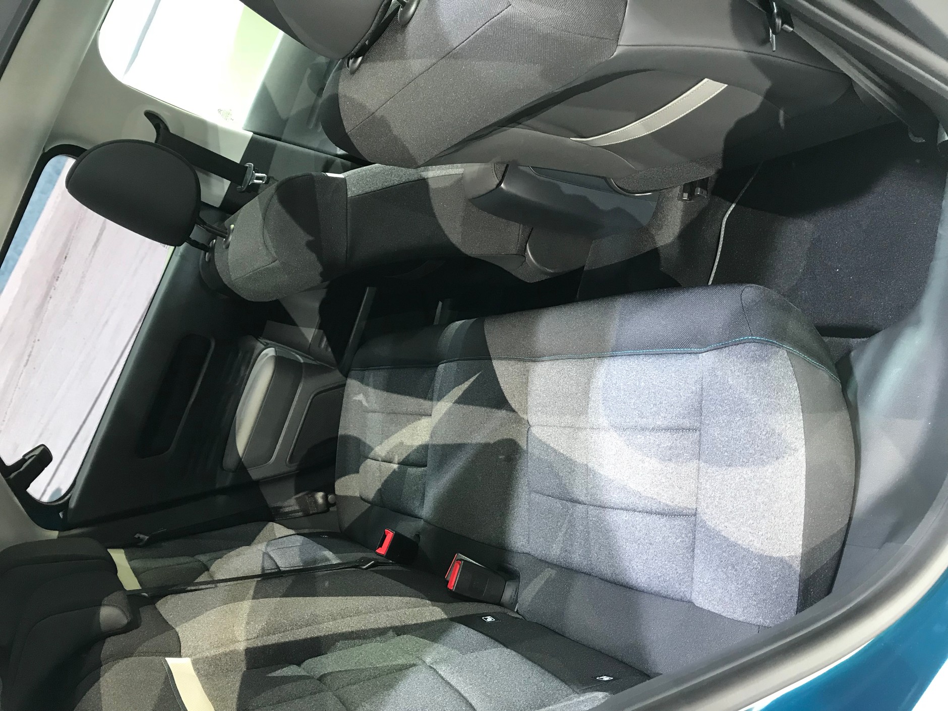 Aby uzyskać więcej miejsca na kolana zmodyfikowano tylną część foteli kierowcy i pasażera. Citroen C4 Cactus