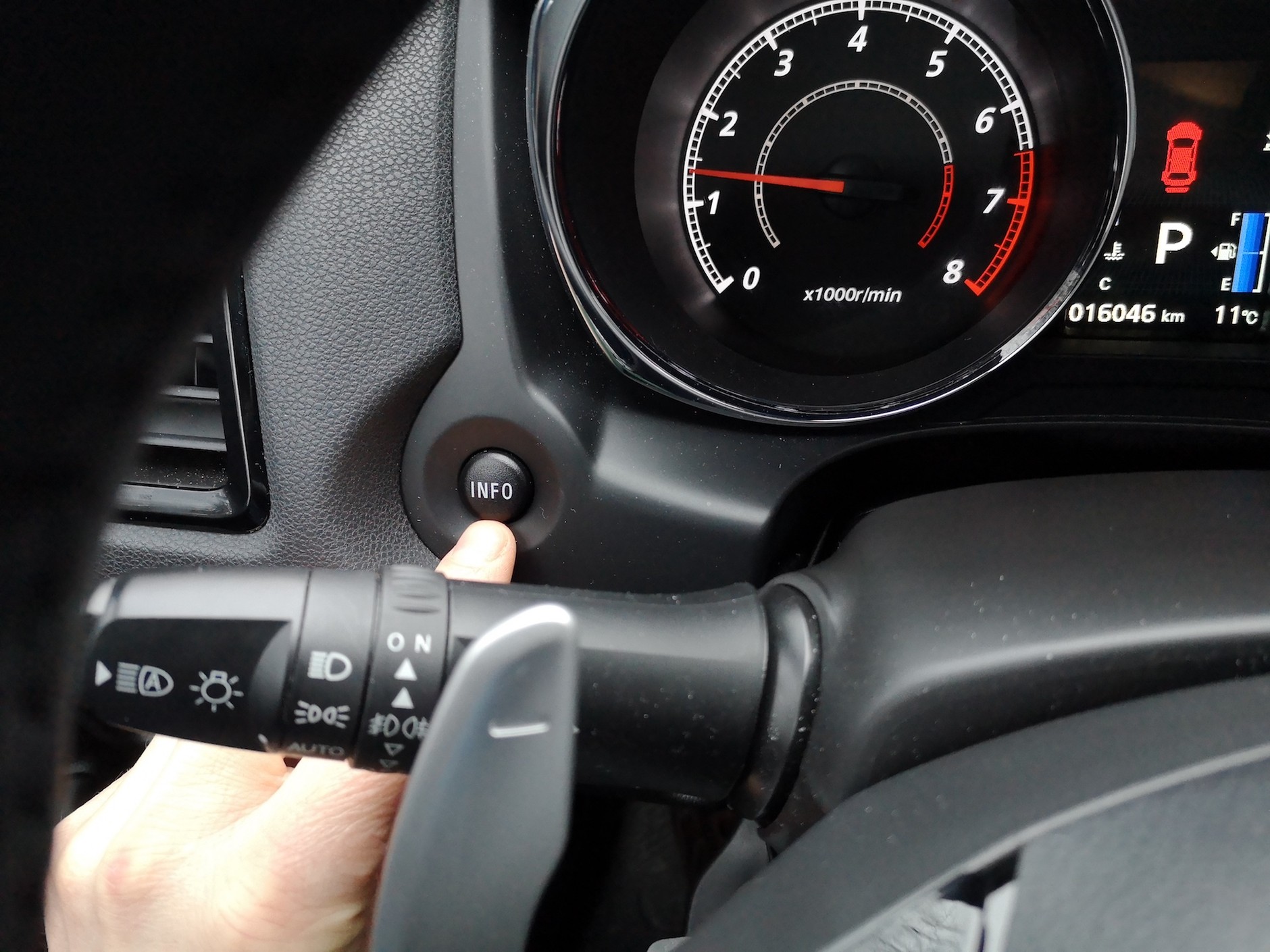 MItsubishi ASX 2.0/150 KM CVT: zabawny nieco przycisk do wywoływania danych komputera pokładowego