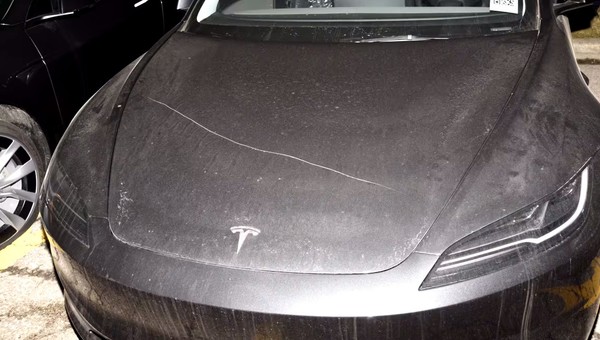Uszkodzili ponad 80 Tesli na parkingu. Duży akt wandalizmu w Kanadzie
