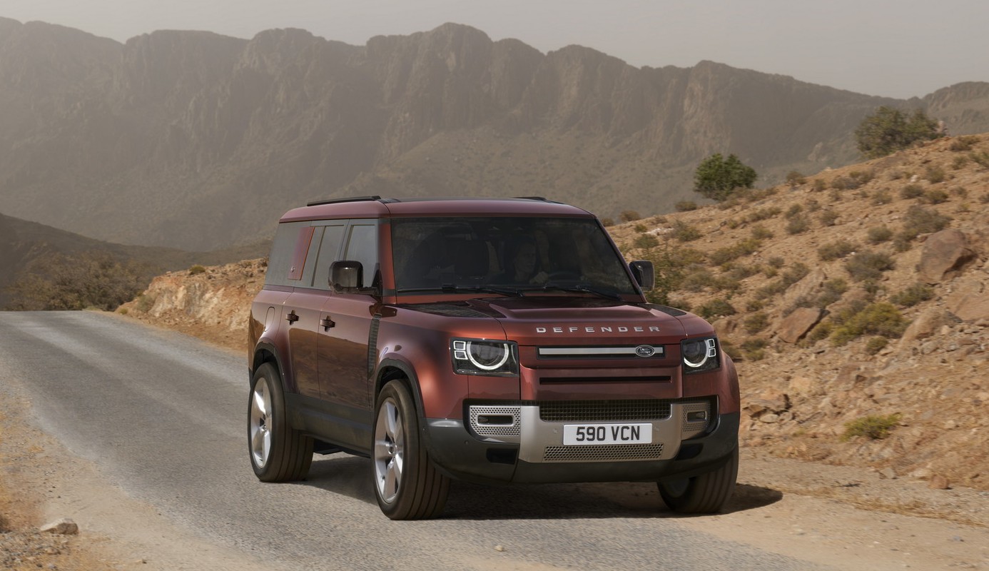 Land Rover Defender 130 w kolorze Sedona Red