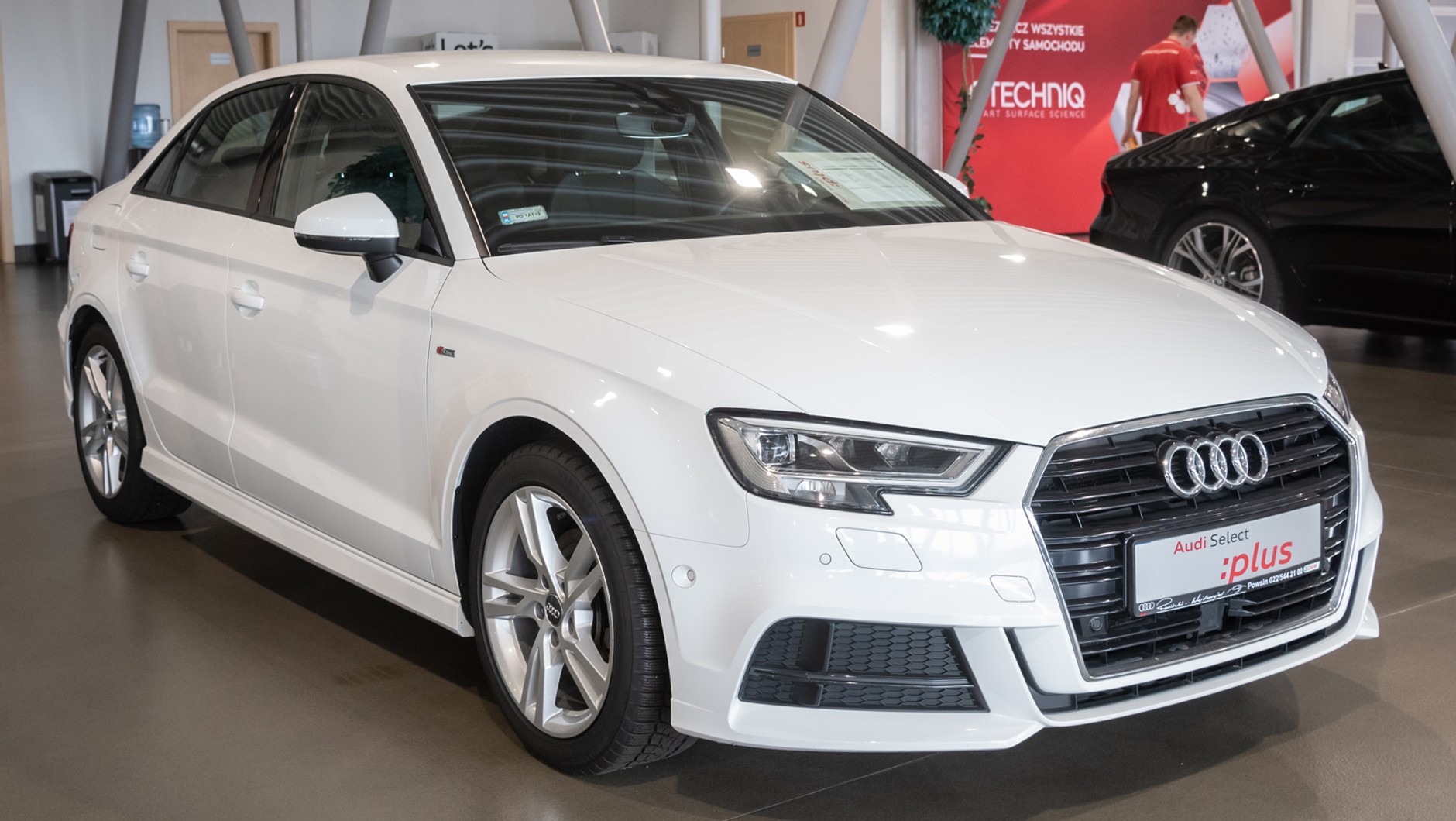 Audi A3 1.4 TFSI (150 KM), 2017 rok, przebieg 56 400 km, I właściciel. TFSI nowej generacji (z paskiem rozrządu). Poza bogatym wyposażeniem (jak LED-y i pakiet S line Exterieur) A3 kusi wykupionym programem serwisowym na 4 lata/120 tys. km. CENA 119 900 zł (faktura VAT).