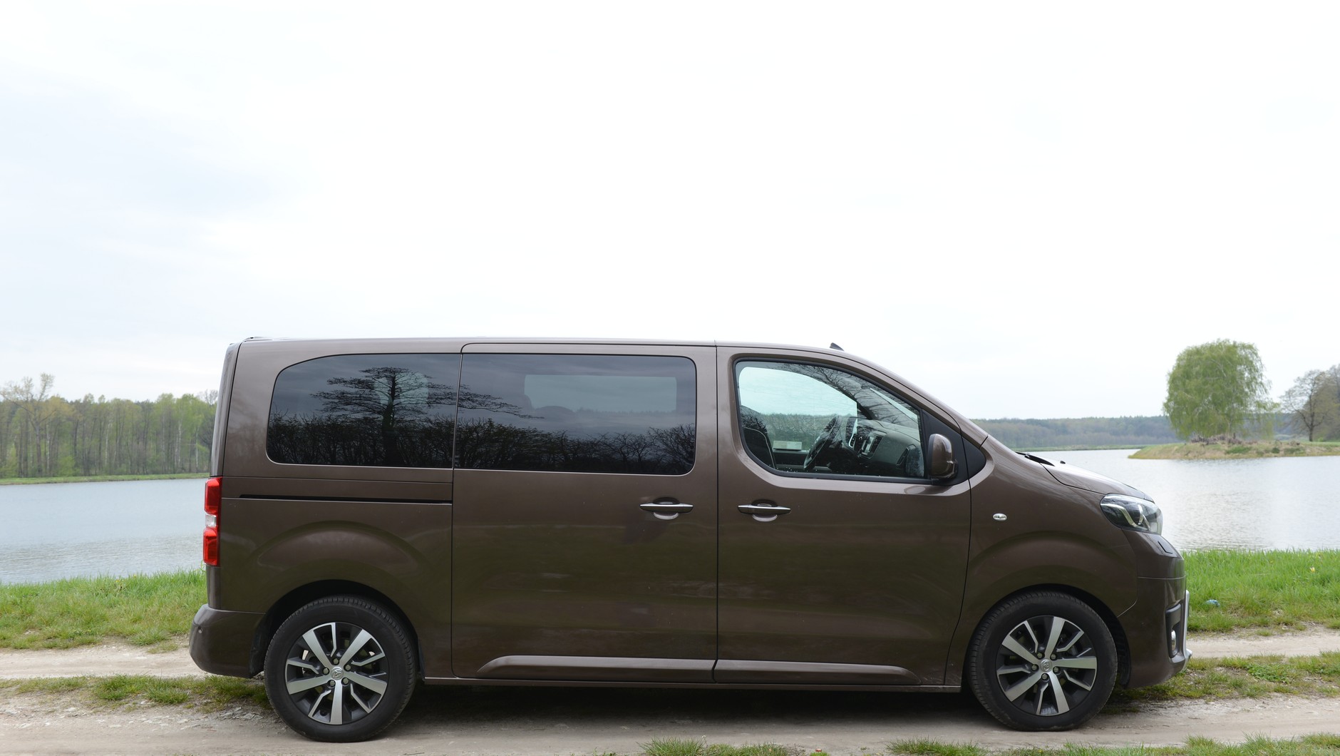 Minibus z ciemnymi szybami – idealny kandydat do kontroli granicznej