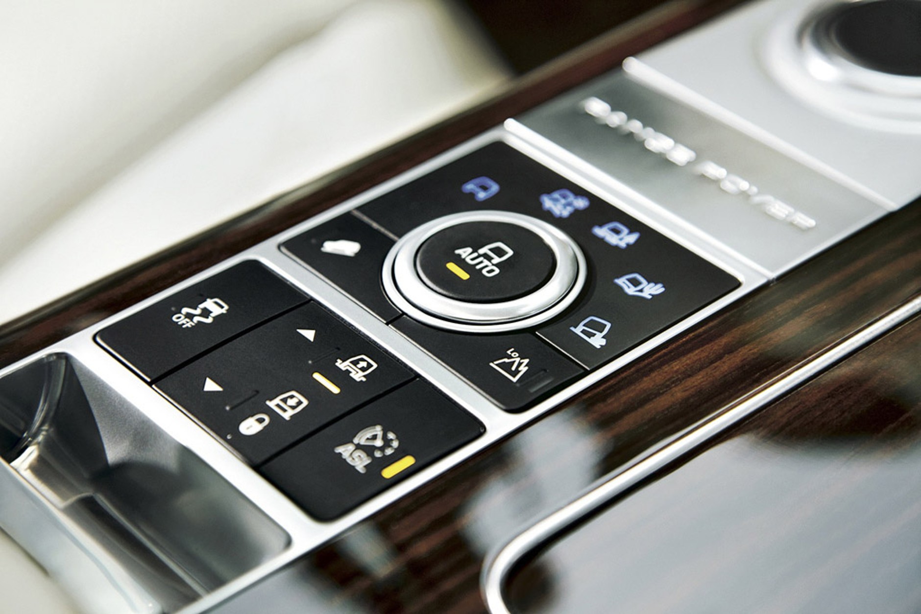 Już wiemy jak jeździ nowy Range Rover