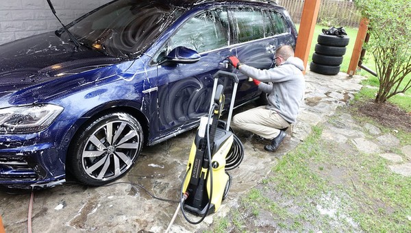 Zadbaj o swój samochód - ranking najlepszych myjek wodnych