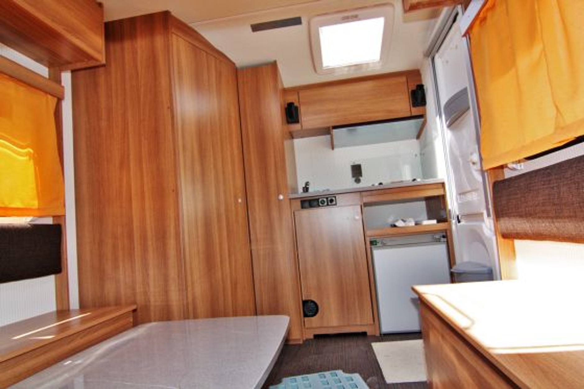 ... więc może być ciągniony nawet przez całkiem małe auto. Cena 7200 euro.