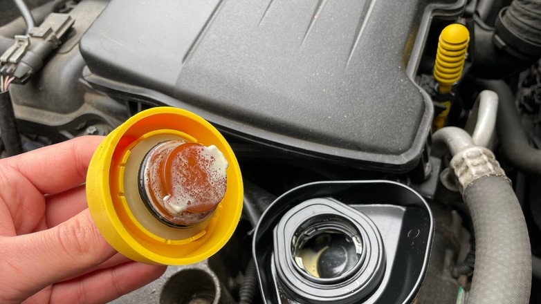 "Majonez" pod korkiem wlewu oleju